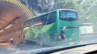 客車撞上陜西高速隧道口 車損嚴(yán)重 乘客輕微傷已送醫(yī)