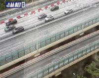 上海一高架現(xiàn)白色泡沫似下雪 雨天車輪碾壓所致