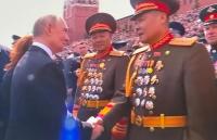 普京與多位朝鮮將軍握手擁抱 彰顯深厚友誼
