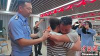 男子尋親32年母親節(jié)前夕團圓 母子淚目相認
