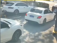 湖北一保時(shí)捷從停車場(chǎng)出口沖出撞人 女司機(jī)淡定引發(fā)爭(zhēng)議