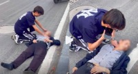 大學(xué)生街頭冷靜施救倒地老人：能幫別人就盡量幫一把