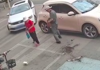 小區(qū)天降花盆砸在過路老人腳邊 老人迅速躲避逃過一劫