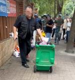 湖南一大學(xué)職工將學(xué)生外賣丟垃圾桶 校方回應(yīng)并道歉