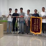 一群畢業(yè)生挑著豬肉芹菜送老師 束脩之禮謝師恩