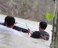 汽車經(jīng)銷商收被淹客戶求助5分鐘到場 破窗營救