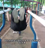 二旬老人躺床上看八旬小美女玩雙杠