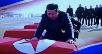 金正恩疑似悼念在俄陣亡軍人畫面曝光，神情哀傷