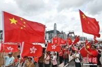 香港市民在街邊插滿五星紅旗 共慶回歸28周年