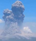 印尼一火山噴發(fā) 火山灰柱高1.8萬米 警戒升至最高級
