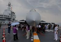 香港民眾在中國戰(zhàn)機下避雨 感受祖國呵護(hù)
