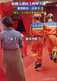 嚇人,！蛇爬上婚床呼呼大睡,，被消防員一把揪出