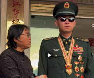 华坪女高学生给杜富国等唱《英雄赞歌》