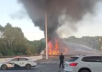 上海松江一路口水泥泵车陷入火海 早高峰突发事故