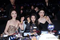 董璇带着小酒窝到处合影 星二代的温暖瞬间