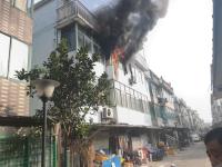 2分鐘燒到100℃？警惕用電“雷區(qū)” 插線板隱患需重視