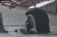 杭州动物园一黑熊扑倒饲养员 争抢食物未受伤