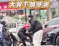 大叔骑车剐蹭特斯拉被免赔跪谢车主