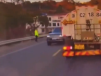 洒水车不洒交警洒路人？温州大门镇政府：已约谈涉事公司