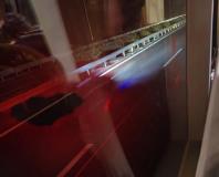 大巴高速行李舱突然打开行李箱甩出 乘客财物受损引发关注