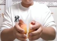 15岁男生徒手将苹果掰成8瓣 臂力惊人网络走红