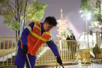00后环卫工的除夕夜 守夜人点亮城市文明之光