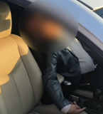 四川一男子昏倒车内 三名女子跪地急救