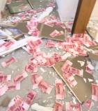 装修撬开天花板后下起钞票雨 意外发现亲戚藏金