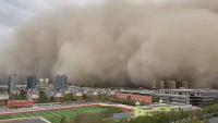 新疆遭沙尘暴 数十米高沙墙扑面而来 多地瞬间被“吞没”