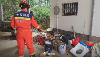 眼鏡蛇闖入居民家中被消防員捕獲 專業(yè)處置保平安