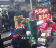 風(fēng)雨中店主與食客的雙向奔赴