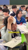 老師送別高三學(xué)生還沒開口就已哽咽 青春擺渡人淚別首屆畢業(yè)生