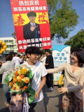 博士生姐姐高调应援高考弟弟 惊喜感动全场