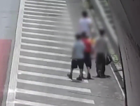 小学生在高速隧道内追逐打闹 交警严肃批评他们并附一个大大拥抱