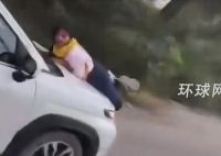 女子撞见丈夫出轨 险被其开车撞死 车内情人共乘