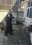 1.5米大蛇闯入民宅民警抓捕 成功控制并放归自然