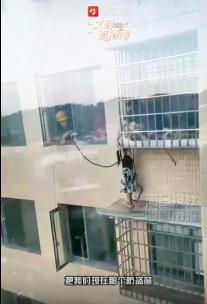 女子救下坠楼女童后不敢看评论 质疑声中坚守初心