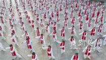 千名拳友江滩共舞太极 武汉“敬老康乐”活动展现银发风采