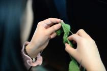 特写：毛线织就二十年暖心接力