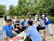 小区里的解忧杂货铺开张，居民逛个集市把问题解决了