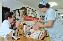 武汉华厦眼科“家庭医生眼健康建档”服务107岁抗战老兵