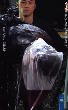 电影《潜行》里的卧底阿南警察身份暴露后，