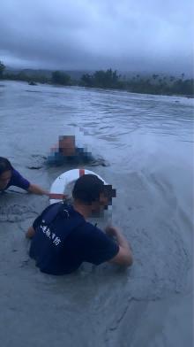台风桦加沙让花莲大桥瞬间消失 洪水致14死多人失联