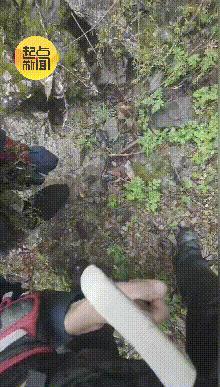 男子驾车翻下深沟摩托骑手托举脱困 危难时刻显身手