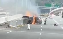 一車輛撞護欄后燒至僅剩車架 深圳事故引關注