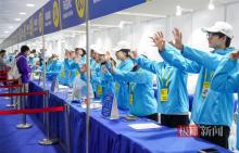 汉马首位进场选手拎着热干面就来了 热情氛围迎跑友