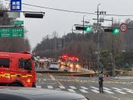 韓國首爾一道路地面塌陷 車輛陷入巨坑