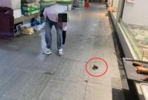 男子买鱼拒宰杀被扔秤砣 鱼贩被行拘 市场商户停业15天