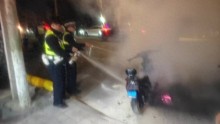 电动自行车街头自燃 消防3分钟扑灭 警民合力迅速处置