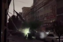大風(fēng)致居民樓頂彩鋼板掉落多車被砸 有供電線路受損